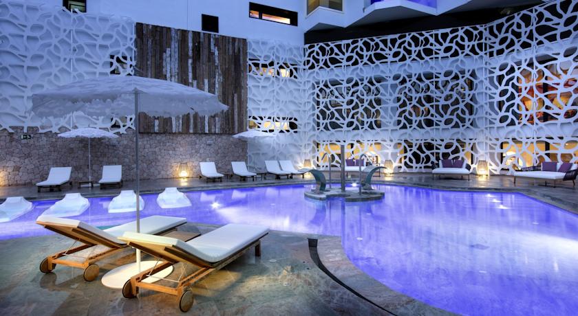 Zonneterras en zwembad van Hotel Hardrock op Ibiza