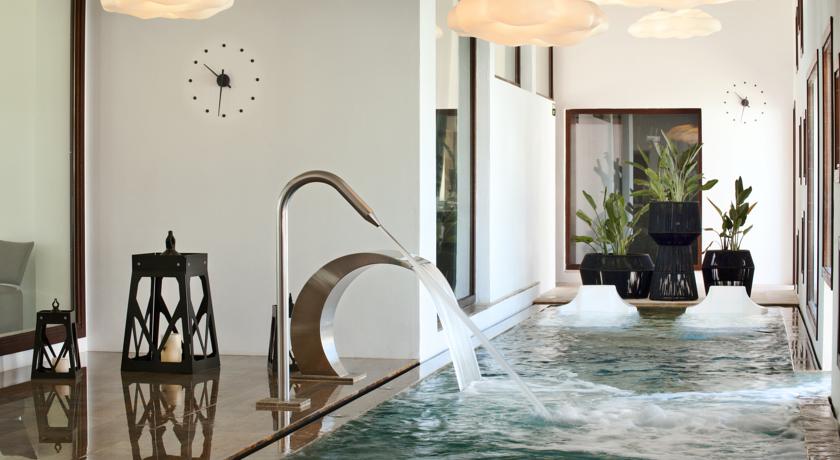 Wellnesscentrum met binnenzwembad van Resort en Spa Grand Palladium op Ibiza