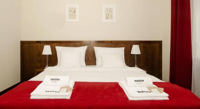 Tweepersoonskamer van aparthotel Yarden in Krakau