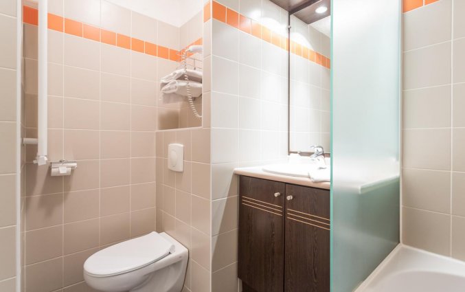 Badkamer van aparthotel City Résidence Bordeaux Centre in Bordeaux