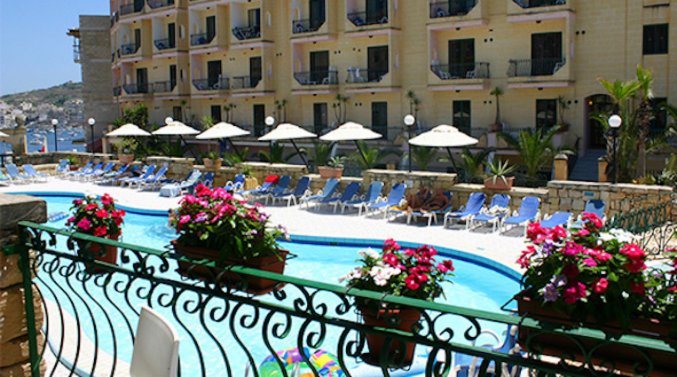 Buitenzwembad Aparthotel Porto Azzurro op Malta