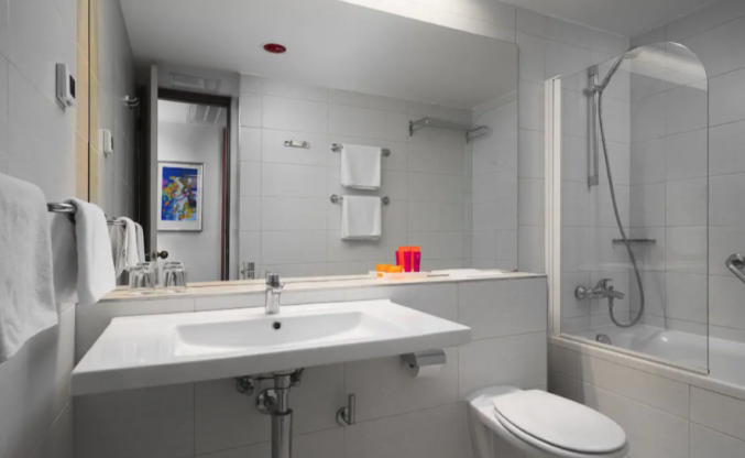 Badkamer van een tweepersoonskamer van Hotel Tirena Sunny by Valamar in Dubrovnik