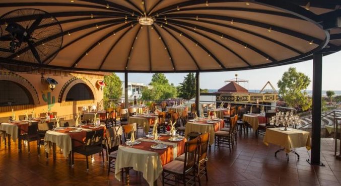 Terras van Hotel Turan Prince World in Side