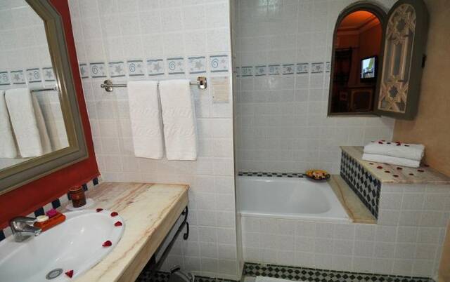 Badkamer met bad van Hotel Diwane Marrakech