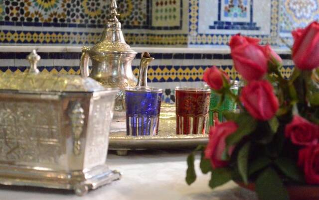 Tafel met thee bij Hotel Diwane Marrakech