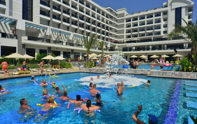 Buitenzwembad van Resort en Spa Seaden Valentine in Side