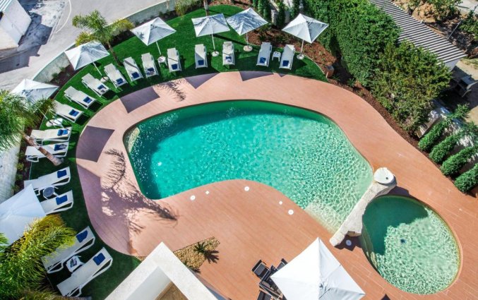 Buitenzwembad bij Hotel Velamar Boutique