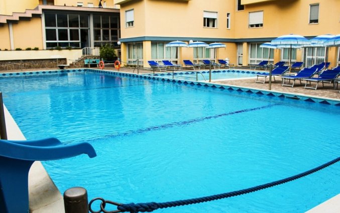 Buitenzwembad van hotel residance san pietro