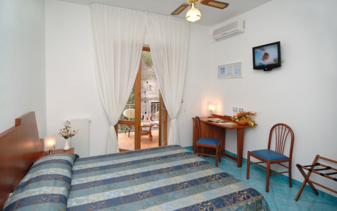 slaapkamer met balkon van hotel residance san pietro