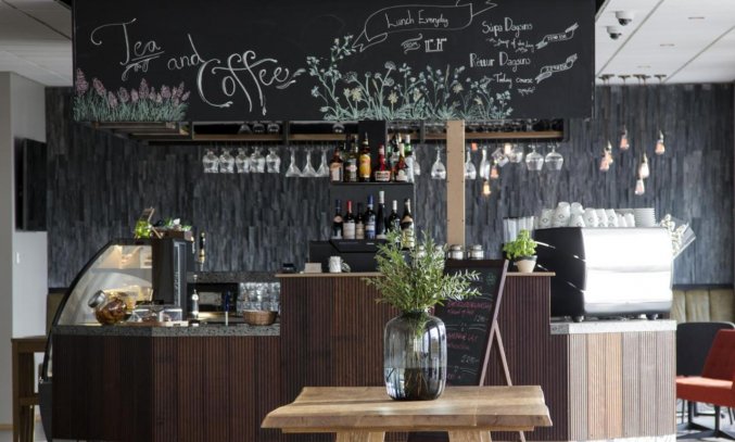 Bar bij Stracta Hella