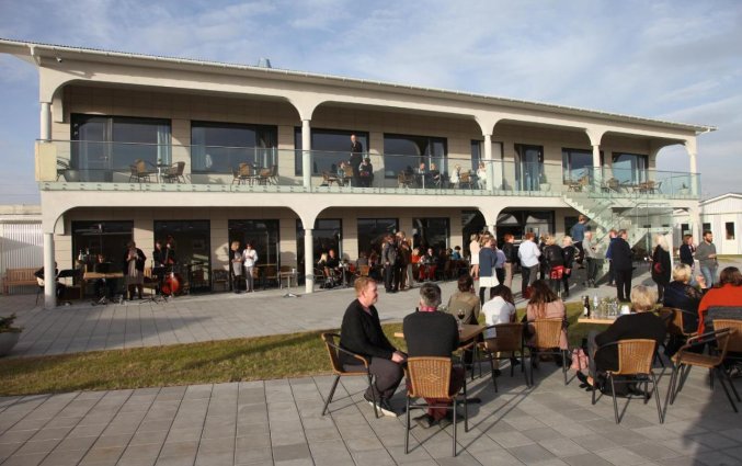 Terras bij Stracta Hella