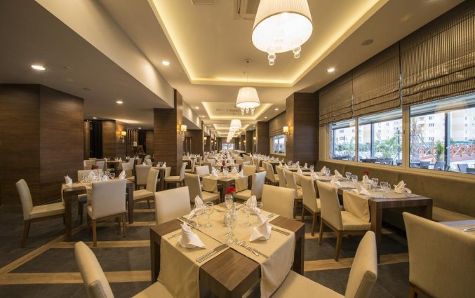 Restaurant van Resort Ramada by Wyndham Lara in Antalya