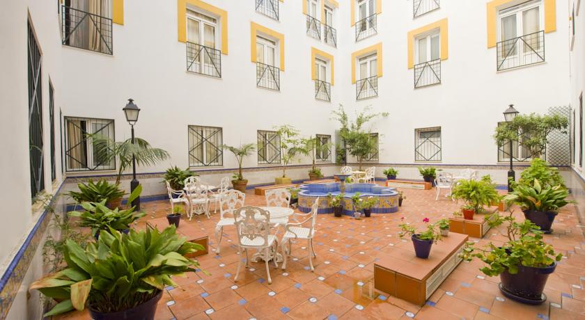 Patio van hotel Eurostars Regina in Sevilla