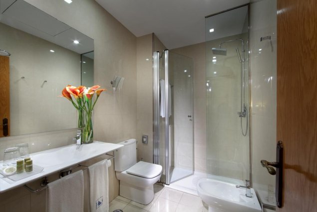Tweepersoonskamer van een badkamer van hotel Eurostars Regina in Sevilla