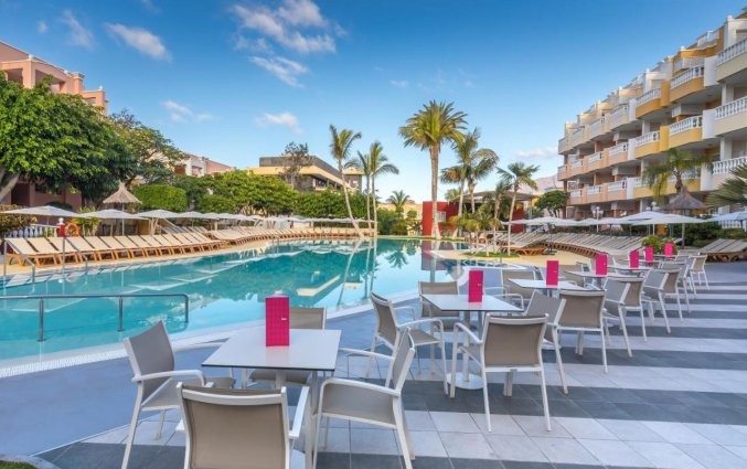 Buitenzwembad met terras van Appartementen Allegro Isora op Tenerife