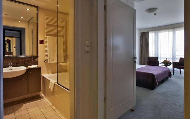 Badkamer van Adina Apartment Hotel Budapest