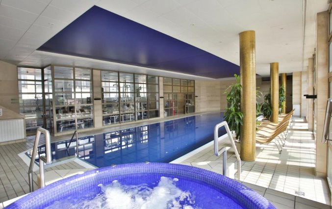 Zwembad van Adina Apartment Hotel Budapest