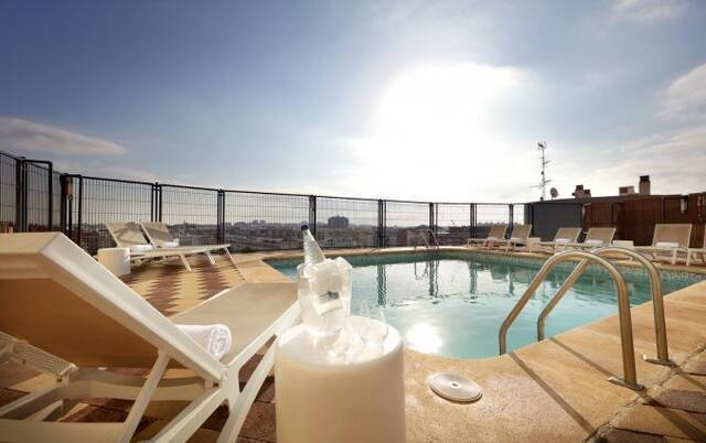 Buitenzwembad van Hotel Eurostars Rey Don Jaime in Valencia