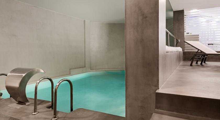 Zwembad van hotel NH las Artes in Valencia