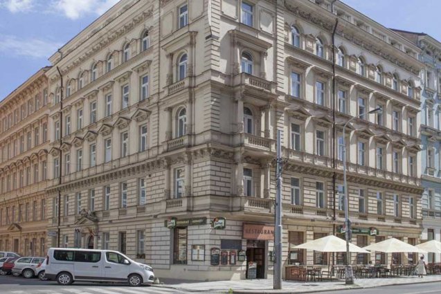 Voorkant van hotel Atos in Praag