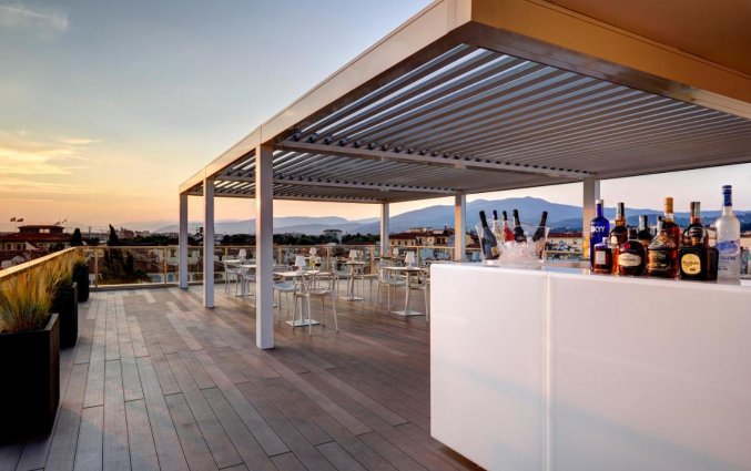 Poolbar en terras van Hotel Glance in Florence