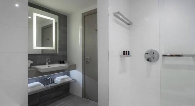 Badkamer van Clayton Hotel Manchester City Centre Manchester