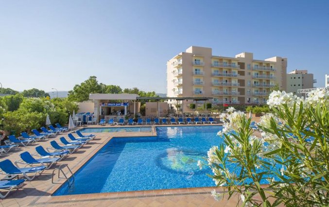 Tuin met buitenzwembad van Invisa Es Pla Ibiza