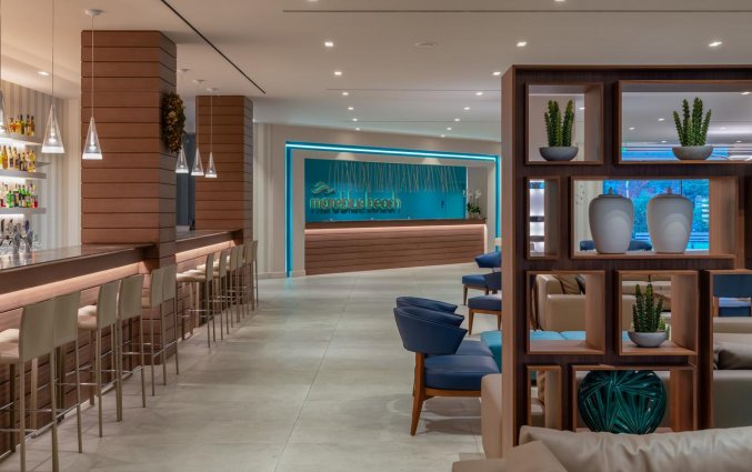 Lobby met bar van Resort Mareblue Beach op Corfu