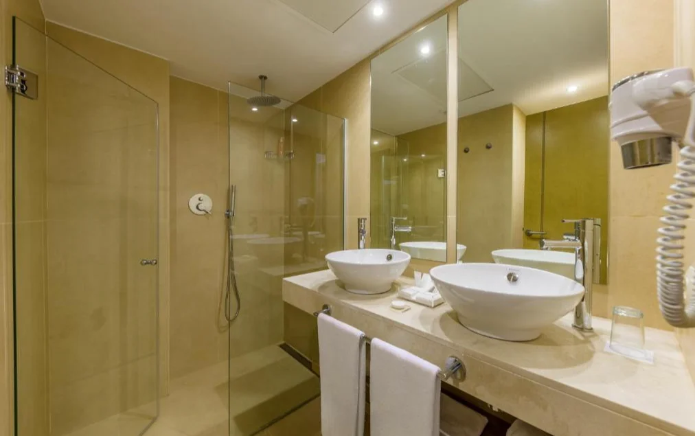 Badkamer van Zafiro Cala Mesquida in Mallorca