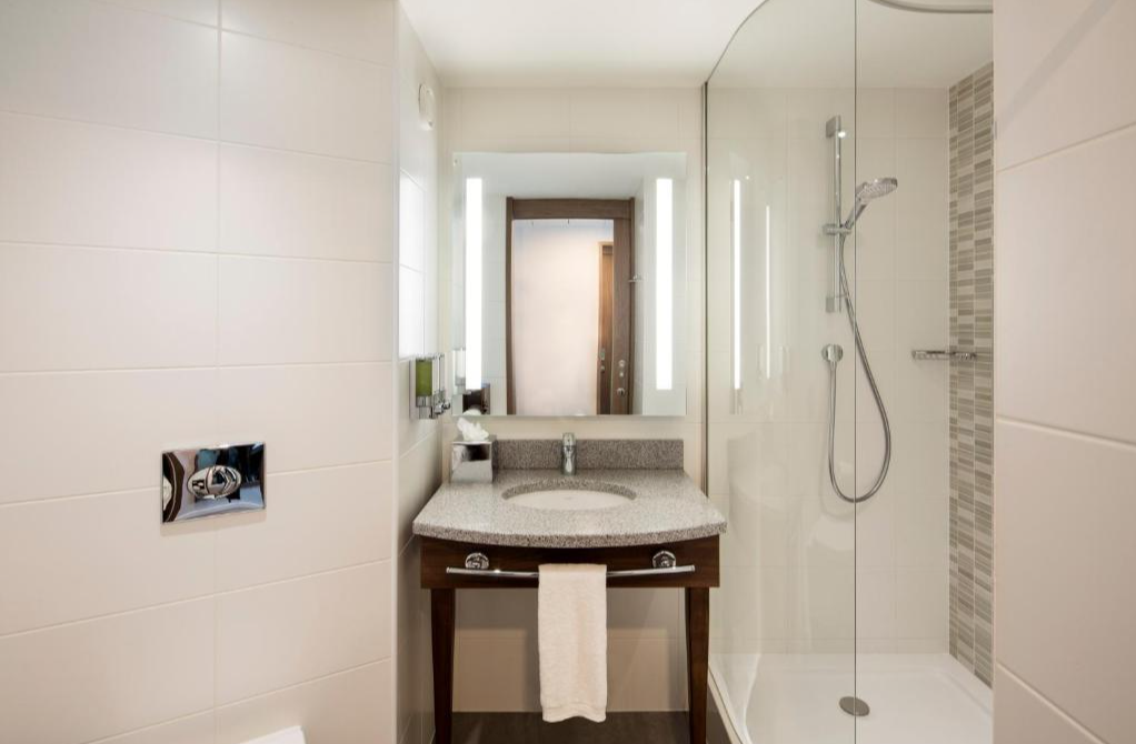Badkamer van Hampton by Hilton Belfast City Centre