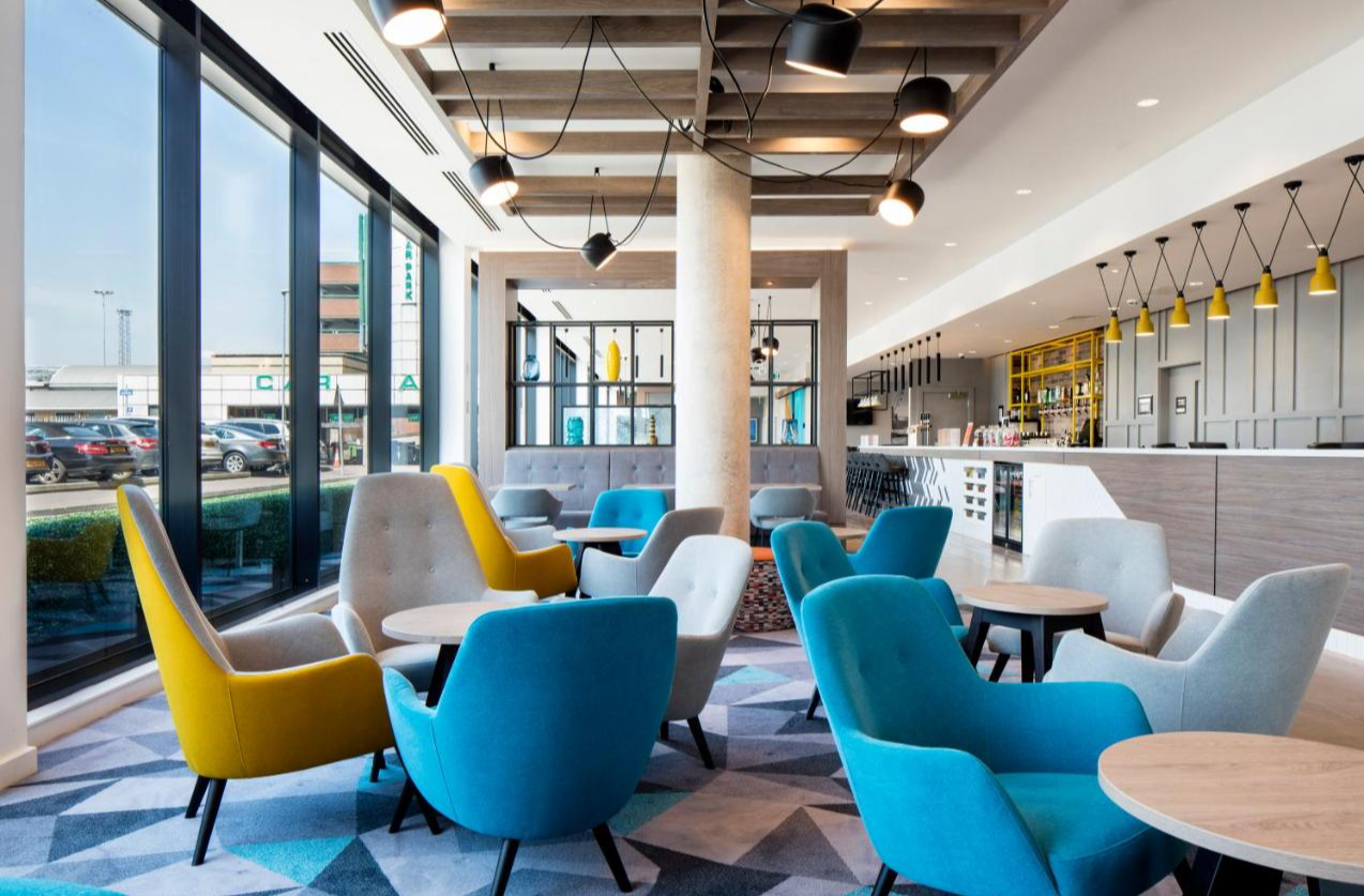 Loungegedeelte van Hampton by Hilton Belfast City Centre