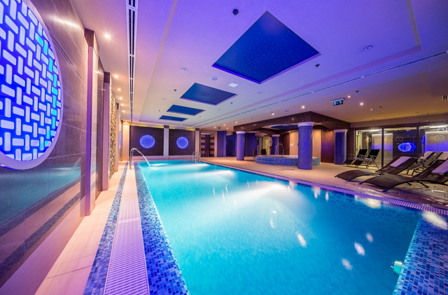 Binnenzwembad van Hotel President in Budapest
