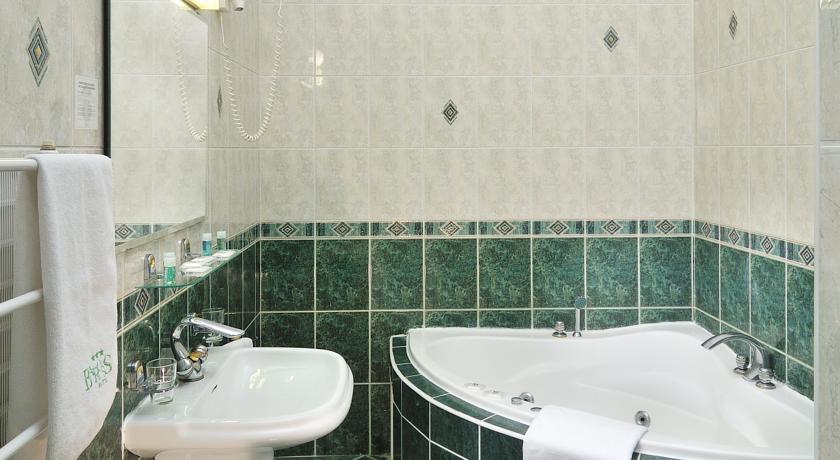 Badkamer van een tweepersoonskamer van hotel Baross City in Budapest