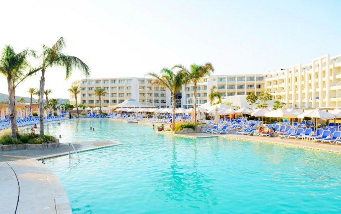 Buitenzwembad van Resort DB Seabank op Malta