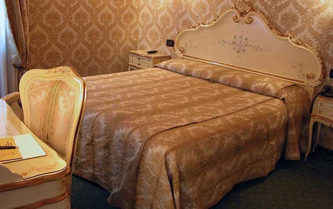 Tweepersoonskamer van Hotel Gorizia a la Valigia in Venetie