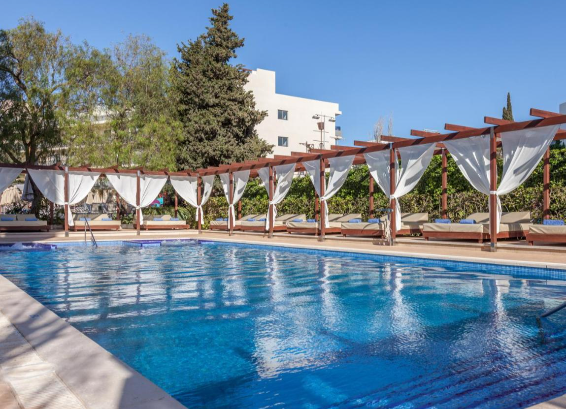 Buitenzwembad Zafiro Palmanova Mallorca