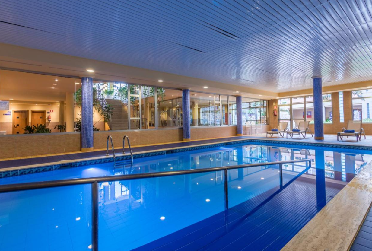 Binnenzwembad Zafiro Can Picafort op Mallorca