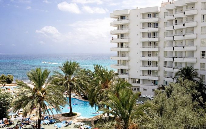 Buitenzwembad van Aparthotel Playa Dorada op Mallorca