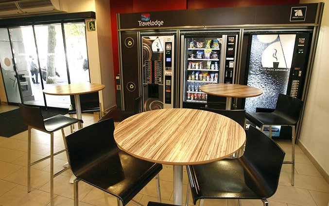 Zithoek met snackautomaten van Hotel Travelodge Poblenou in Barcelona
