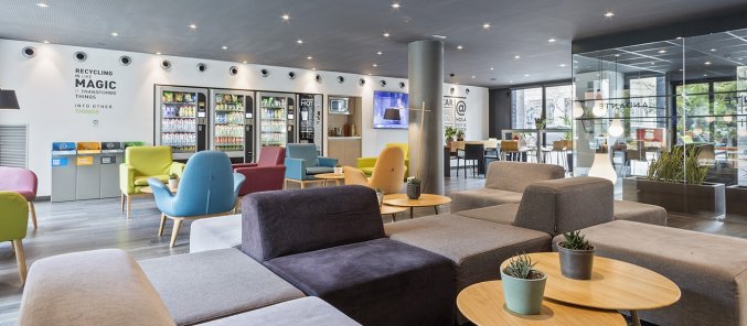Lobby met bibliotheek van hotel Andante in Barcelona