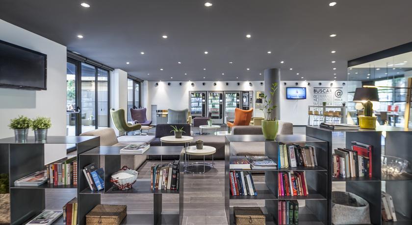 Lobby met bibliotheek van hotel Andante in Barcelona