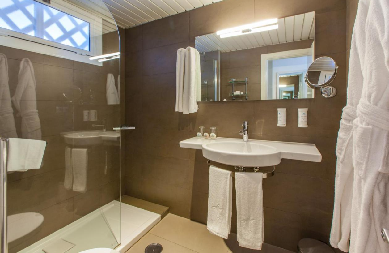 Badkamer Corallium Beach by Lopesan Hotels