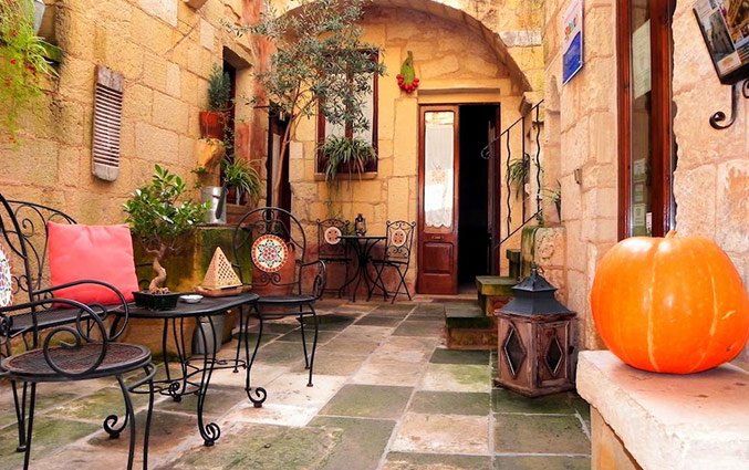 Binnenhofje met stoelen en tafels van Hotel Borgoterra in Puglia