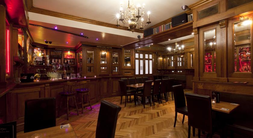 Overdekte biertuin van hotel Harcourt in Dublin