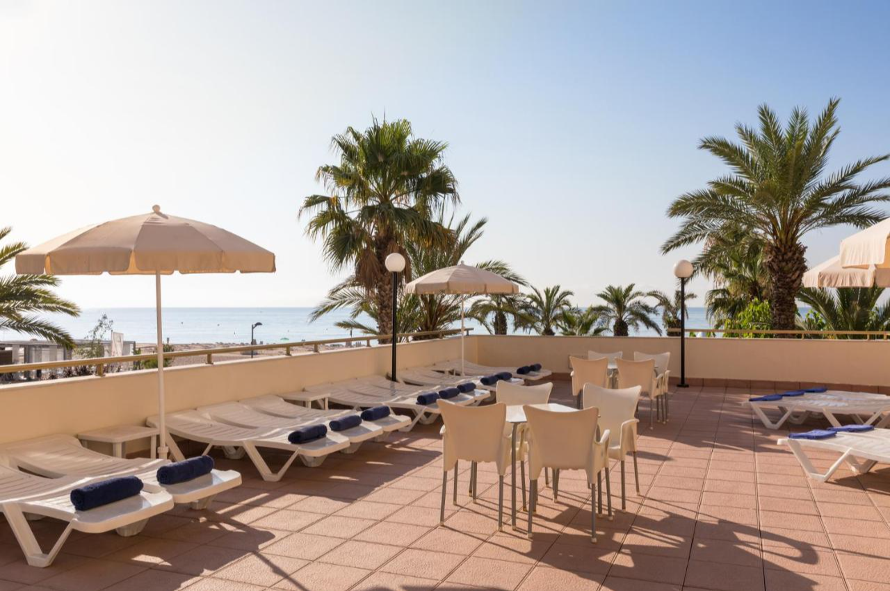 Terras met ligbedden van Hotel Top-H Royal Sun Costa Brava