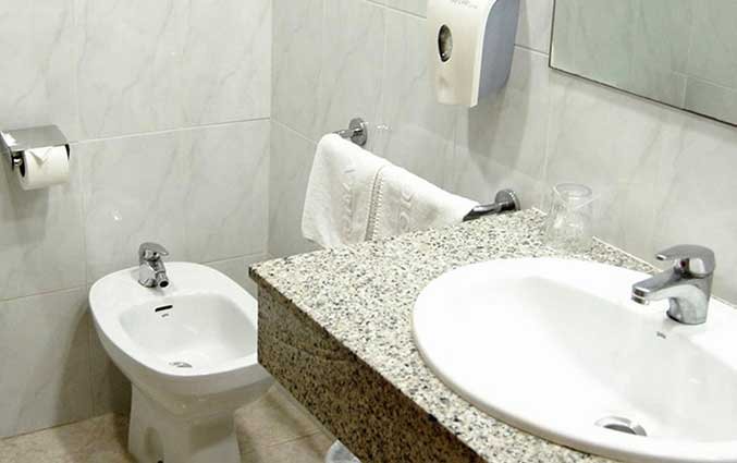 Badkamer van Hotel Volga in Costa Brava