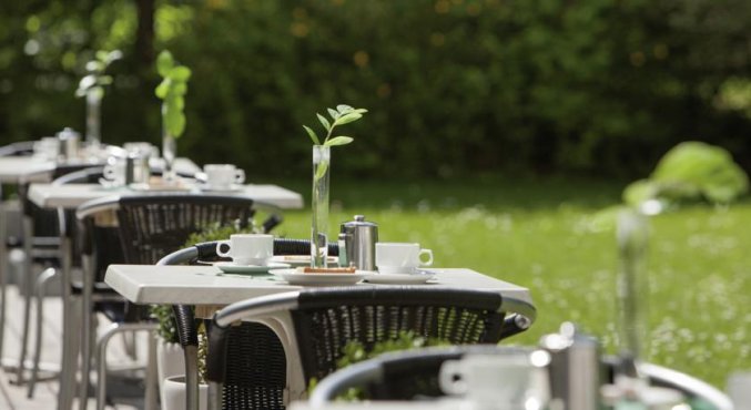 Terras van Hotel Austria Trend Beim Theresianum in Wenen
