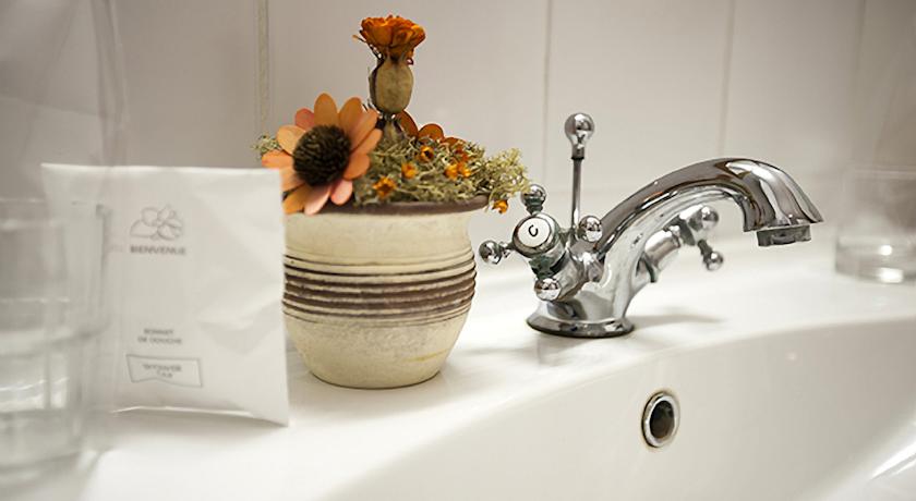 Badkamer van een tweepersoonskamer van Hotel Mediterran in Budapest