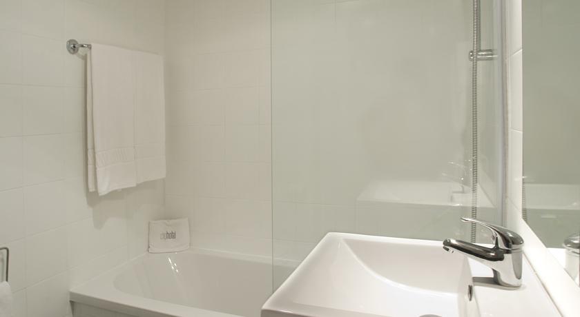 Badkamer van een tweepersoonskamer van Hotel Clip Gaia Porto in Porto