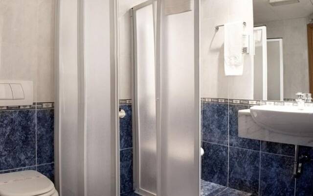 Badkamer met douche in Pacific Hotel Fortino Turijn